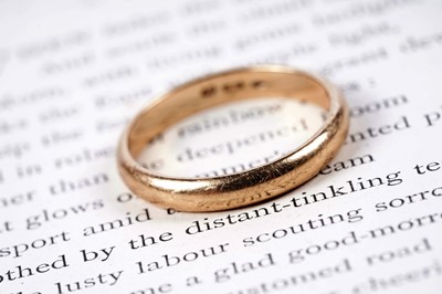 Lot 37 - An 18ct gold wedding ring