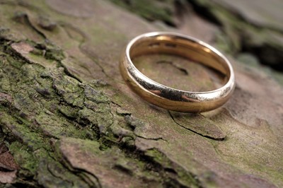 Lot 33 - A 9ct gold wedding ring
