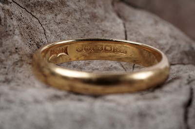 Lot 93 - A 22ct gold wedding band