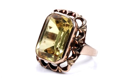 Lot 36 - A synthetic yellow sapphire ring