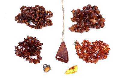 Lot 29 - Early 20th Century amber jewellery