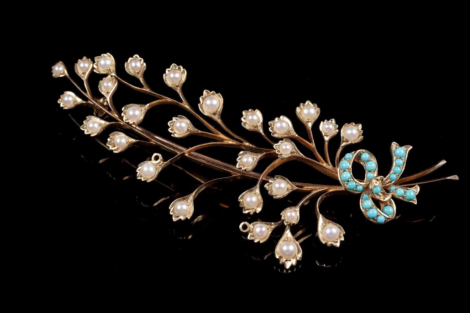 Lot 913 - A late Victorian Romantic period turquoise and seed pearl brooch