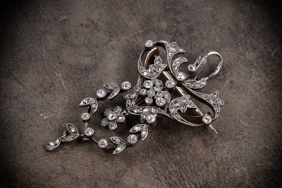 Lot 916 - An Edwardian Art Nouveau diamond pendant/brooch