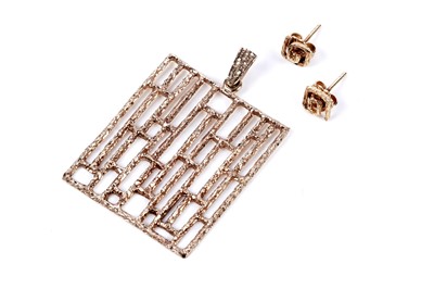 Lot 107 - A 1970's 9ct gold bark effect pendant; and stud earrings