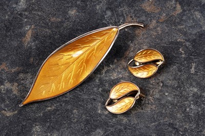 Lot 113 - A David Anderson of Norway enamelled autumn leaf pattern brooch and earring set