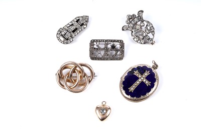 Lot 39 - Late 19th and early 20th Century jewellery including: a marcasite Poseidon brooch and gold pendant