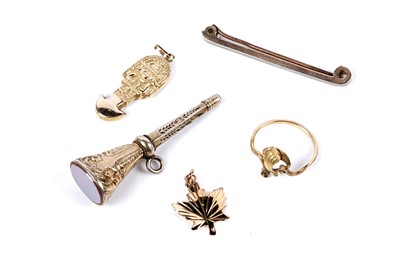Lot 120 - A selection of gold jewellery; and other items
