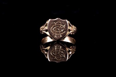Lot 30 - An Edwardian 9ct gold signet ring