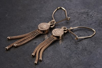 Lot 106 - A pair of 9ct gold tassel pattern pendant earrings