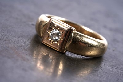 Lot 36 - A Victorian style gypsy-set diamond ring