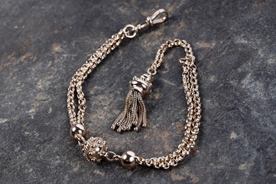 Lot 25 - An Edwardian lady's 9ct gold watch chain