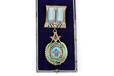 Lot 44 - A 1940's enamelled 9ct gold Masonic jewel 'Ubique No. 2476 E. C.'