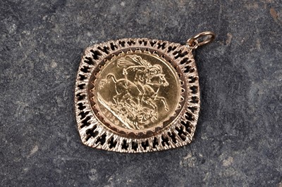 Lot 140 - A George V 1914 gold sovereign pendant