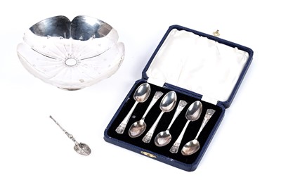 Lot 194 - A George VI silver anemone pattern bonbon dish, and George V commemorative teaspoons
