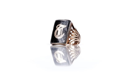 Lot 34 - An early 20th Century black enamelled signet ring