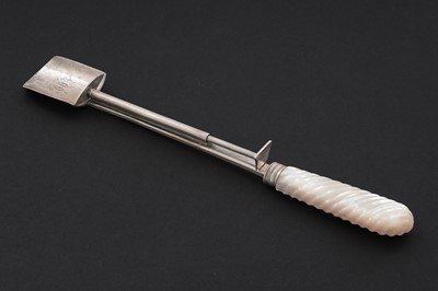 Lot 203 - A George III silver cheese scoop