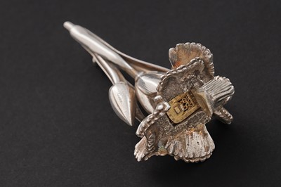 Lot 302 - A Victorian novelty silver vinaigrette in the form of a carnation flower