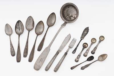 Lot 211 - A mixed lot of flatware and cutlery