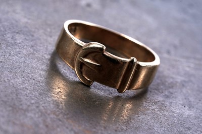 Lot 57 - A Victorian style 9ct gold buckle pattern ring