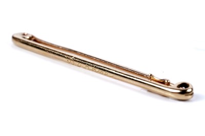 Lot 31 - An early 20th Century lady's 15ct gold stock pin or bar brooch