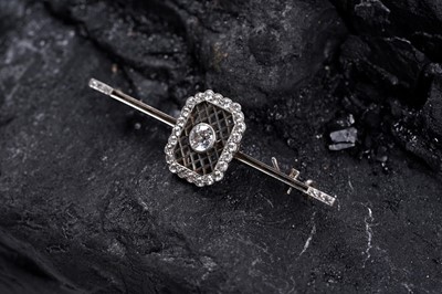 Lot 823 - An Edwardian diamond bar brooch