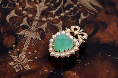 Lot 824 - An early 20th Century chrysoprase and pearl brooch