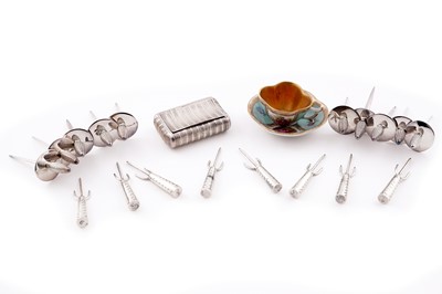 Lot 281 - A George III silver snuff box; and other items