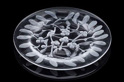 Lot 650 - A Lalique 'Saint Sylvestre' plate