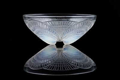 Lot 632 - A small Lalique 'Coquilles' opalescent bowl
