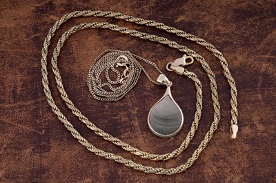 Lot 52 - A 9ct gold rope-twist necklace; and a 9ct gold and abalone shell pendant necklace