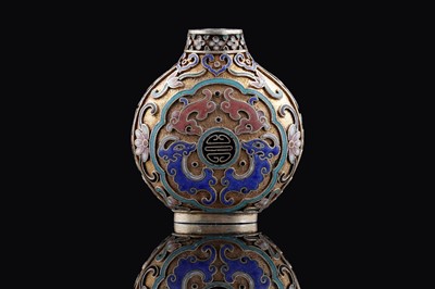 Lot 830 - A Chinese cloisonne enamel snuff bottle