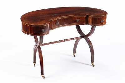 Lot 556 - An Edwardian inlaid mahogany and banded kidney bean writing desk