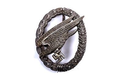 Lot 729 - German Second World War Parachutist war badge