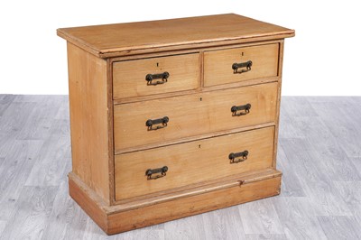 Lot 109 - An early 20th Century pine chest of drawers