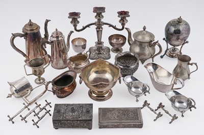 Lot 394 - A selection of silverplated wares