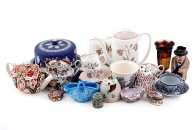 Lot 308 - A selection of ceramics