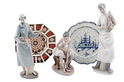 Lot 360 - Two Lladró ceramic figures of doctors; and other ceramics
