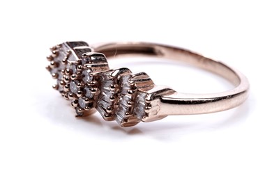 Lot 60 - A diamond dress ring