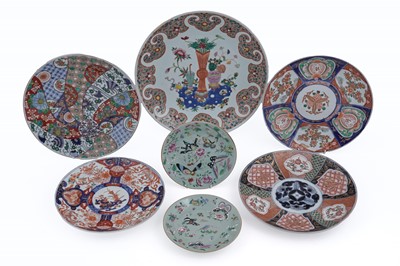 Lot 253 - A collection of five late 19th Century Japanese Imari pattern chargers
