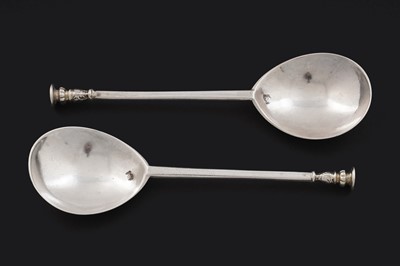 Lot 480 - A pair of James I silver seal top spoons