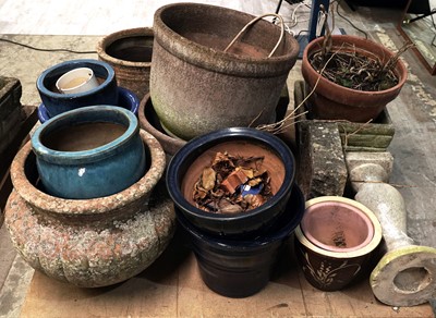 Lot 418 - A collection of garden plant pots