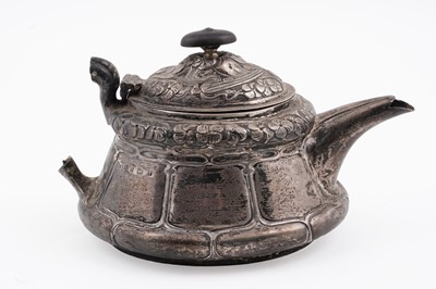 Lot 97 - An Edwardian silver teapot