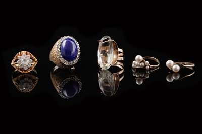 Lot 19 - Four rings on yellow gold shanks; and a blue and white stone cluster ring