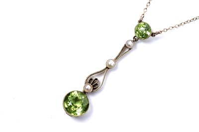 Lot 21 - An Edwardian peridot, seed pearl and 15ct yellow gold pendant necklace
