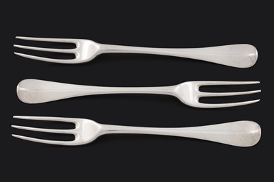 Lot 481 - A set of three Queen Anne silver table forks