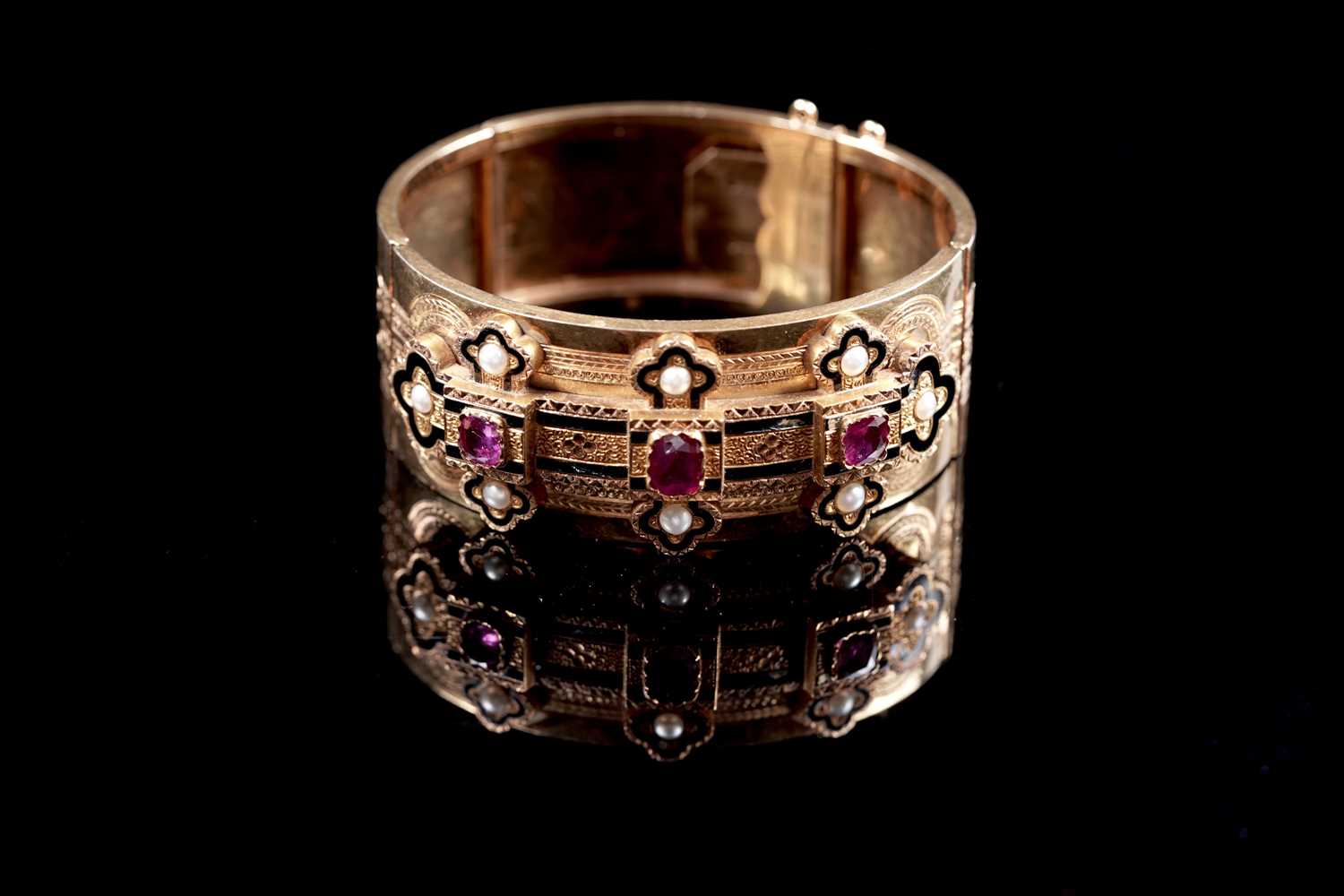 Lot 931 - A Victorian Gothic revival mourning bangle