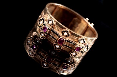 Lot 931 - A Victorian Gothic revival mourning bangle