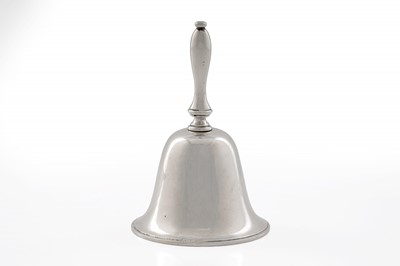 Lot 106 - An Edwardian/George V silver table bell