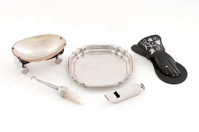 Lot 322 - A selection of small silver objects