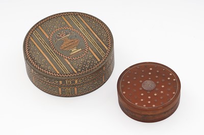 Lot 274 - Two snuff boxes